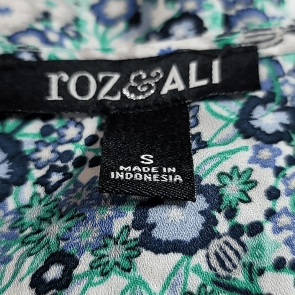 Roz & Ali‎ Blue & Green Floral V-Neck Blouse - Picture 11 of 13